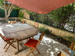 Charming rental fully equipped w/ enclosed garden